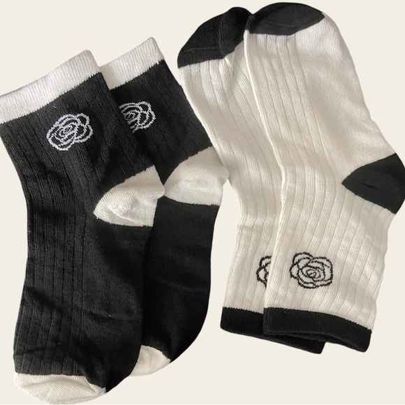 Socks Set 2 Pr Camellia Flower Black & white NIP - Picture 5 of 6